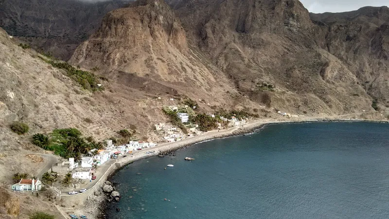 Fajã de Água concentra el escaso interés inmobiliario costero de Brava pese a su puerto minúsculo