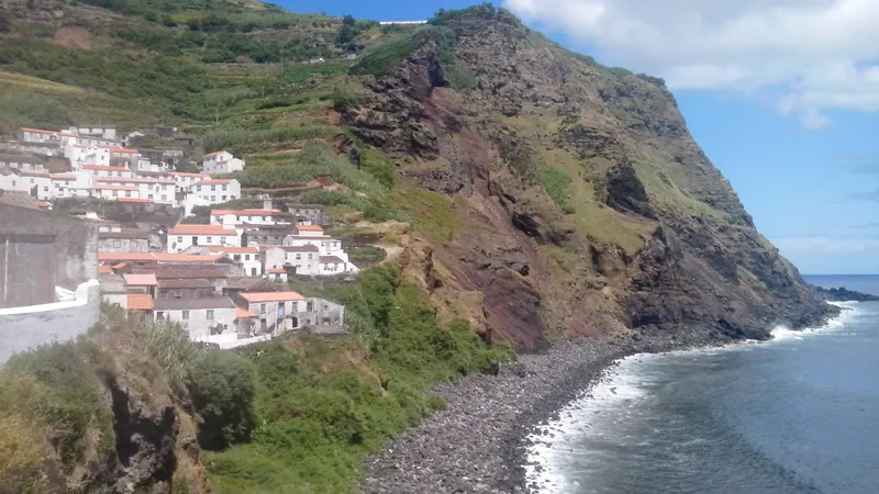 Decenas de casas de emigrantes permanecen cerradas todo el año en Corvo