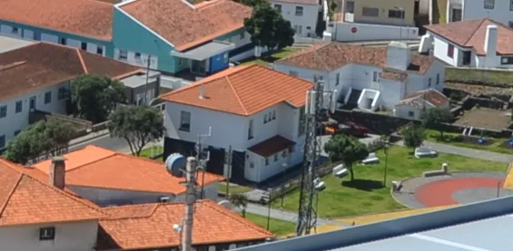 Corvo no encuentra techo para el médico ni para el maestro que llegan cada curso