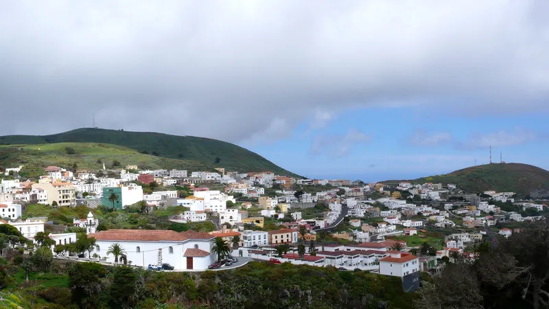 El Hierro se moviliza para retener a sus jóvenes: una bolsa de vivienda joven frente al suelo limitado de Valverde y La Frontera