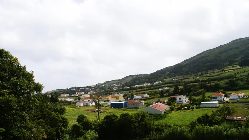Los jóvenes de Ribeirinha, entre la falta de vivienda asequible y el atractivo de su costa acantilada
