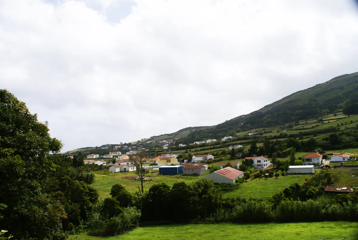 Los jóvenes de Ribeirinha, entre la falta de vivienda asequible y el atractivo de su costa acantilada