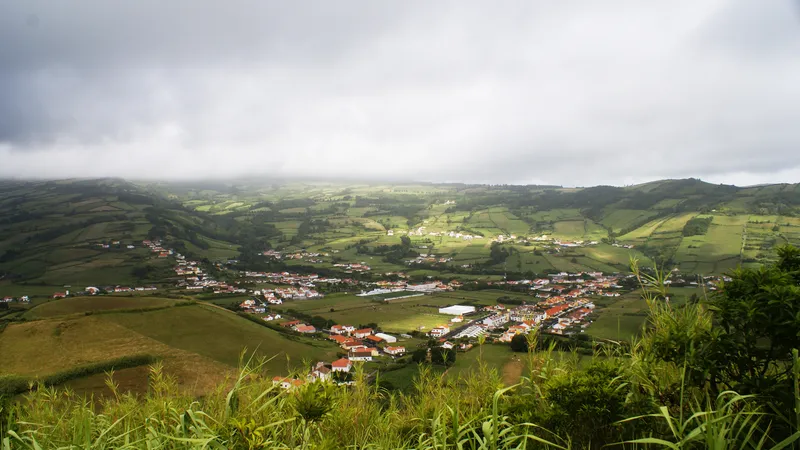 El valle de Flamengos impulsa la rehabilitación de casas de piedra basáltica frente a la vivienda nueva