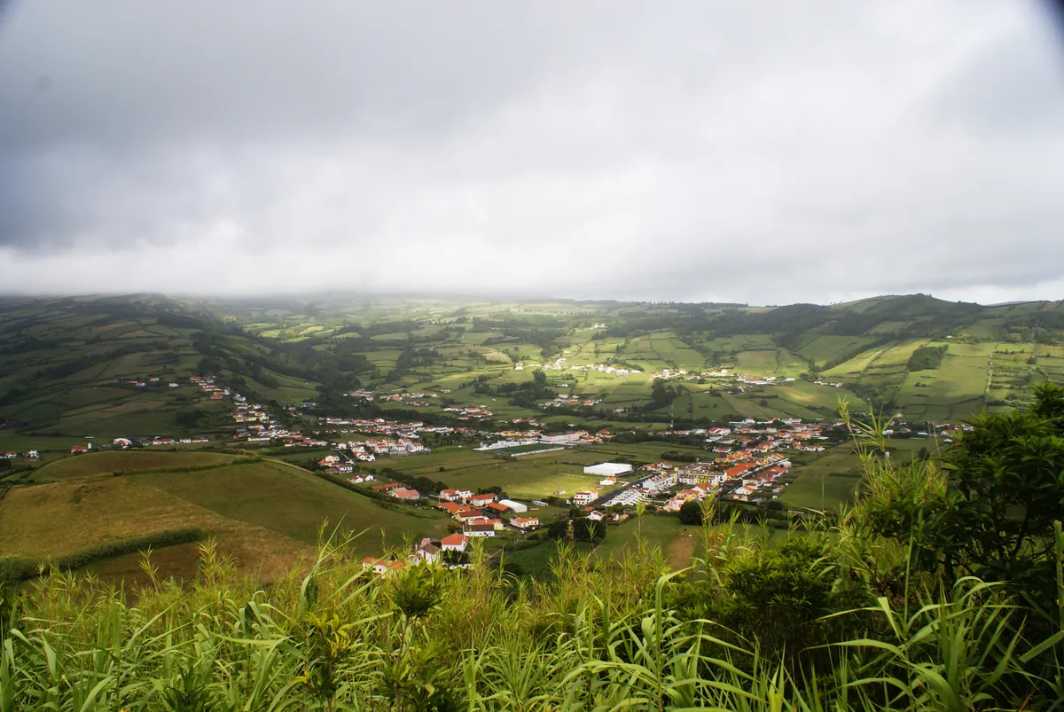 El valle de Flamengos impulsa la rehabilitación de casas de piedra basáltica frente a la vivienda nueva