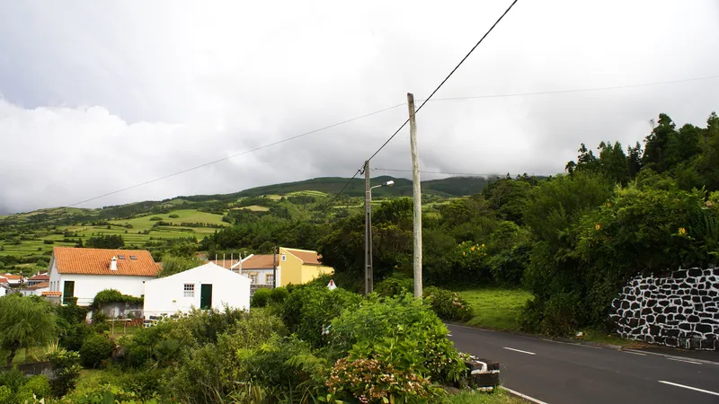 Praia do Norte, entre el oleaje que atrae a surfistas y la práctica ausencia de obra nueva