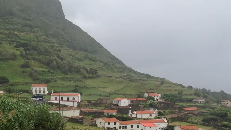 Fajãzinha se llena de andamios: la rehabilitación de casas tradicionales dispara la demanda de albañiles en Flores