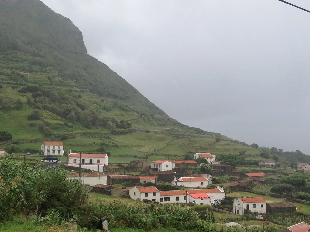 Fajãzinha se llena de andamios: la rehabilitación de casas tradicionales dispara la demanda de albañiles en Flores