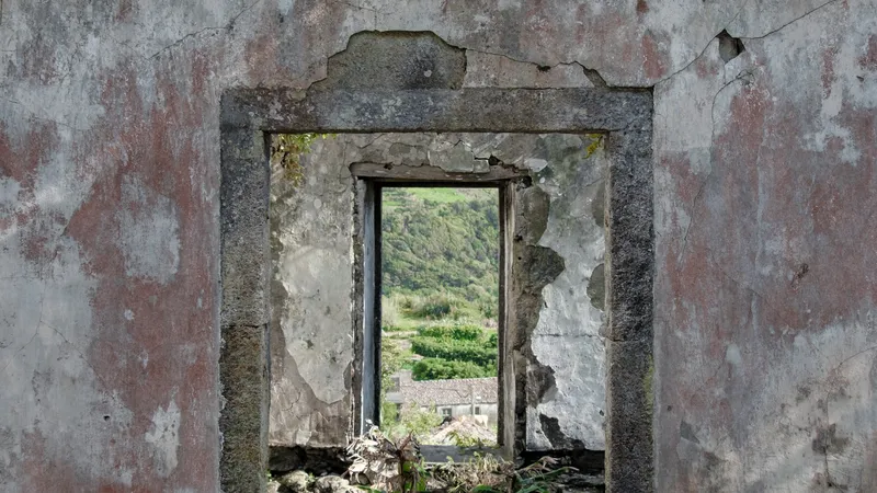 Las casas abandonadas de Lajedo, cicatriz visible de la emigración de Flores a Estados Unidos y Canadá