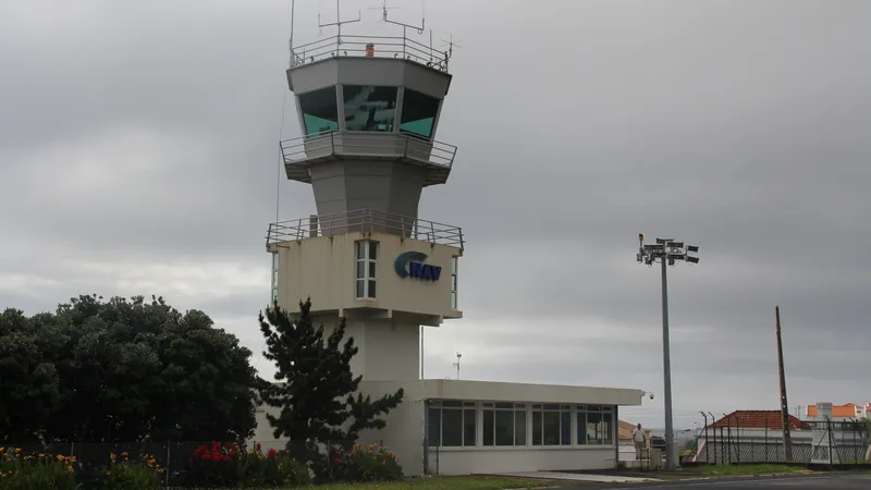 La escasa conectividad aérea del aeropuerto de Flores limita el interés inmobiliario extranjero, según el sector
