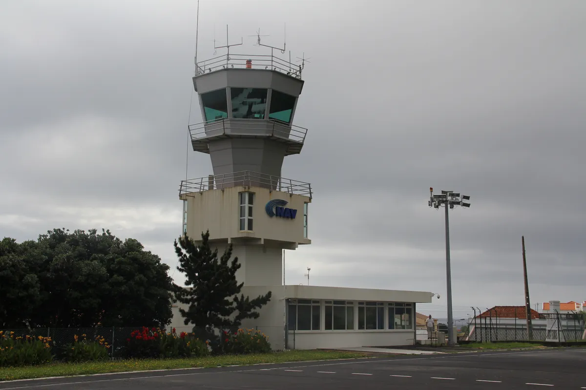 La escasa conectividad aérea del aeropuerto de Flores limita el interés inmobiliario extranjero, según el sector