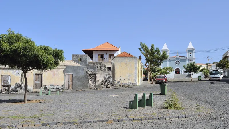 Compradores extranjeros pujan por los sobrados coloniales del centro histórico de São Filipe