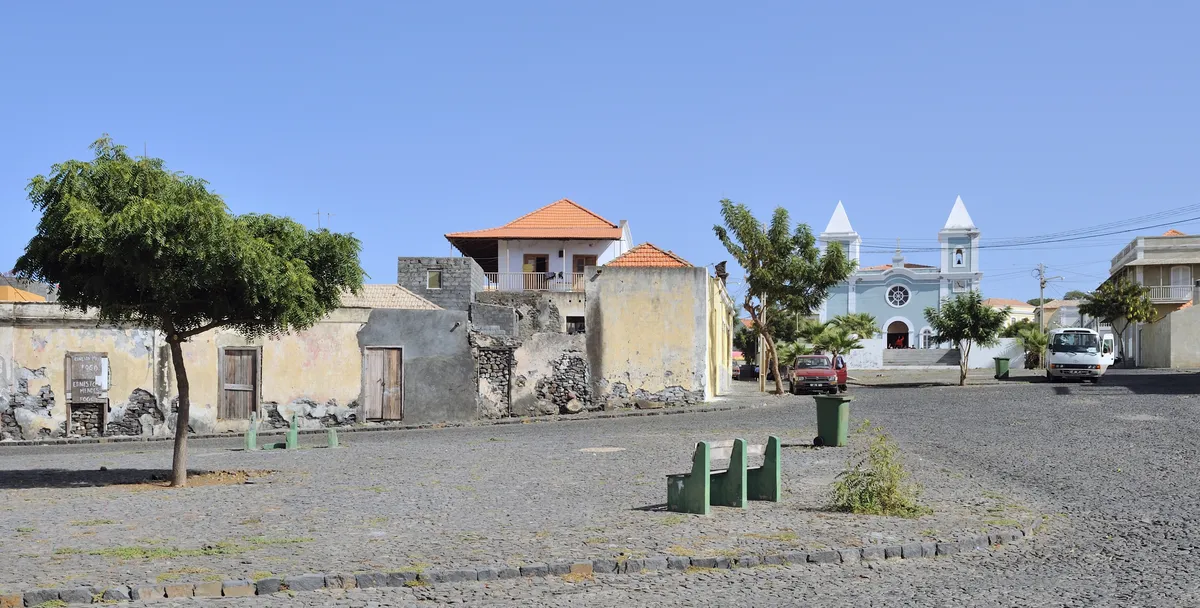 Compradores extranjeros pujan por los sobrados coloniales del centro histórico de São Filipe