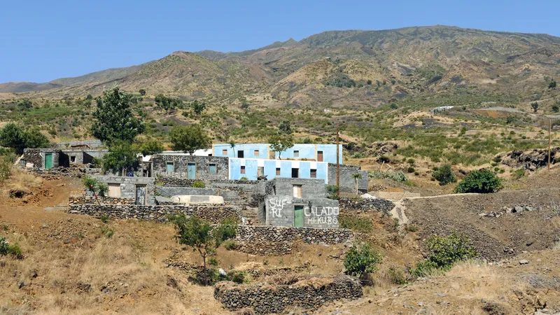 La emigración deja miles de viviendas cerradas o a medio construir en Fogo