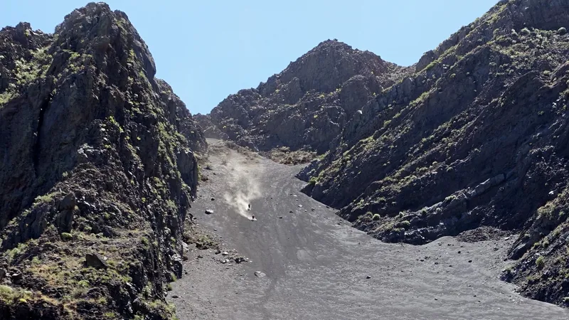 El auge del senderismo al volcán agrava la falta de vivienda para temporeros y guías en Fogo