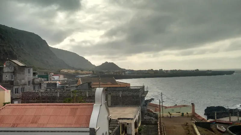 Mosteiros, entre la pesca y el turismo incipiente: así se mueve el mercado inmobiliario del norte de Fogo