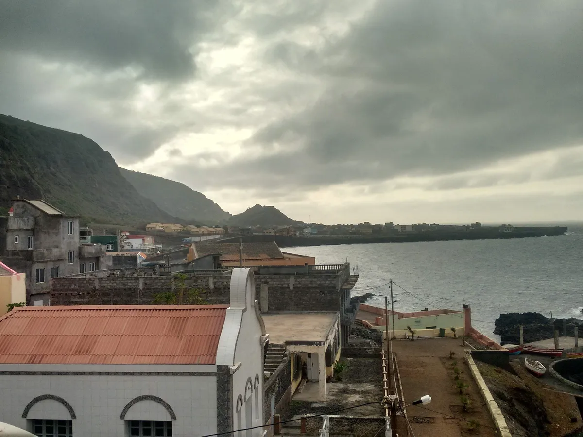 Mosteiros, entre la pesca y el turismo incipiente: así se mueve el mercado inmobiliario del norte de Fogo