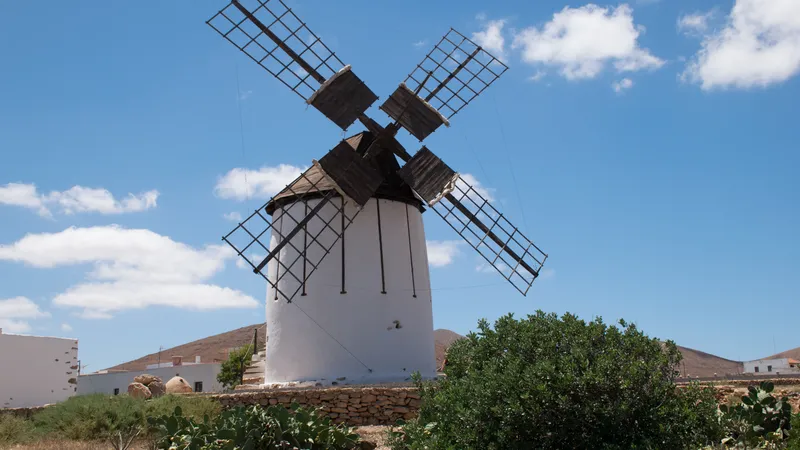 El viento y la agricultura tradicional frenan el crecimiento urbanístico del interior de Fuerteventura en Tiscamanita