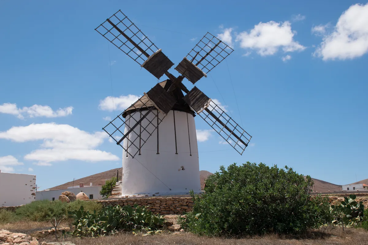 El viento y la agricultura tradicional frenan el crecimiento urbanístico del interior de Fuerteventura en Tiscamanita