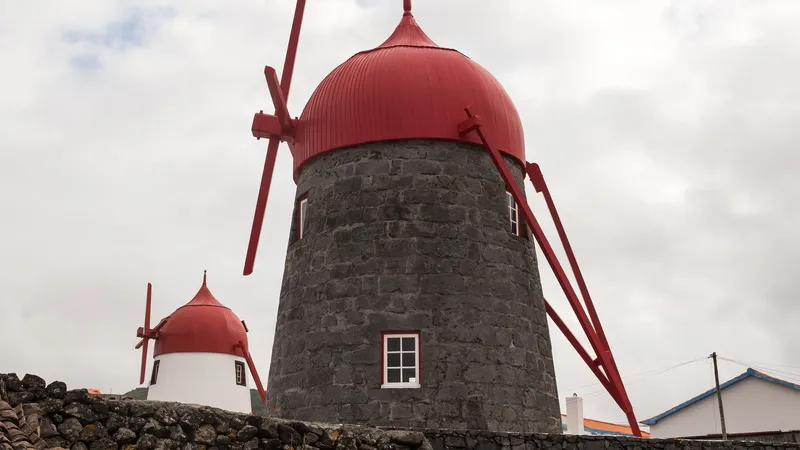 Los molinos de viento de Graciosa, de símbolo agrícola a reclamo inmobiliario