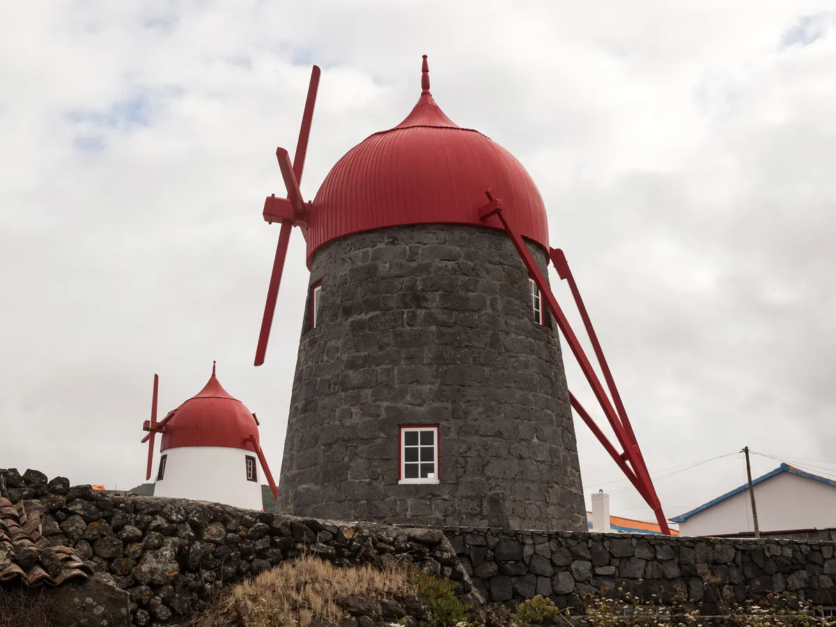 Los molinos de viento de Graciosa, de símbolo agrícola a reclamo inmobiliario