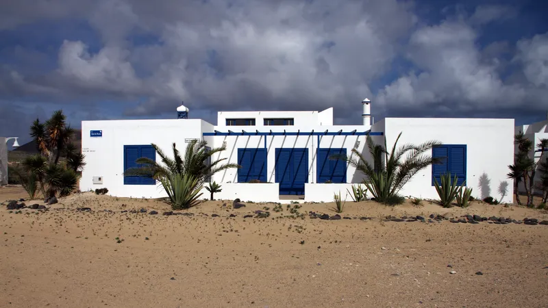 Rehabilitar antes que construir: la fórmula que se abre paso para renovar las casas marineras de Caleta de Sebo