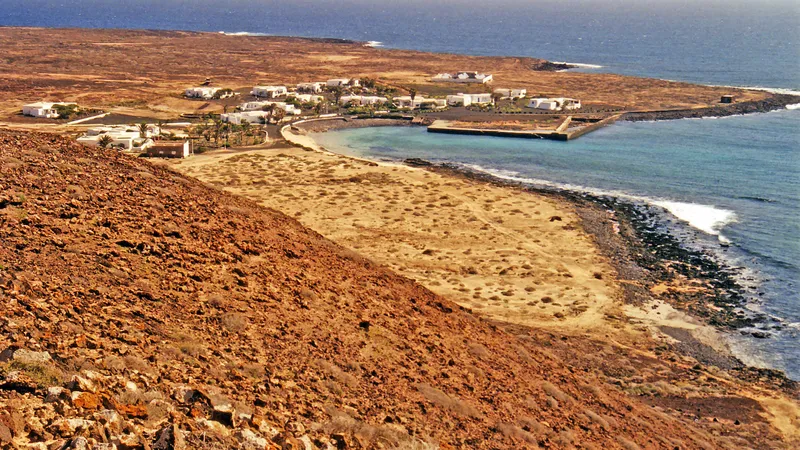 Pedro Barba, el pueblo fantasma de La Graciosa que sobrevive con un puñado de casas de temporada