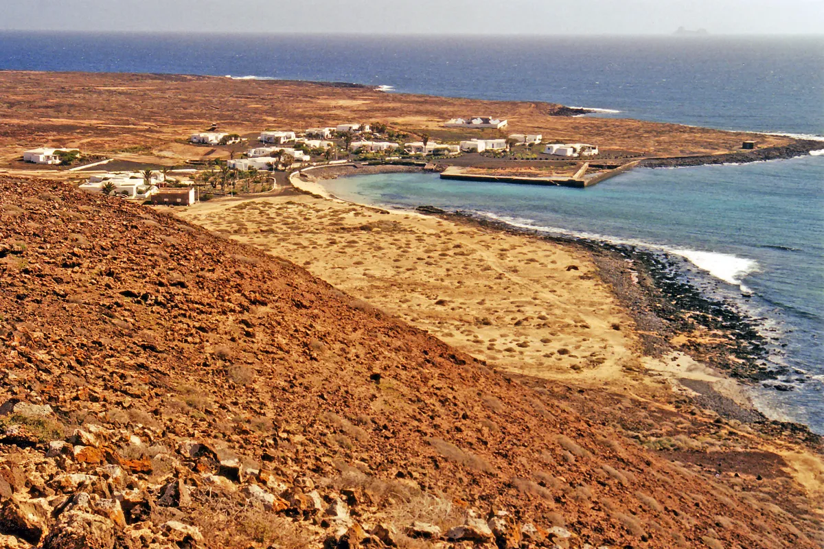 Pedro Barba, el pueblo fantasma de La Graciosa que sobrevive con un puñado de casas de temporada