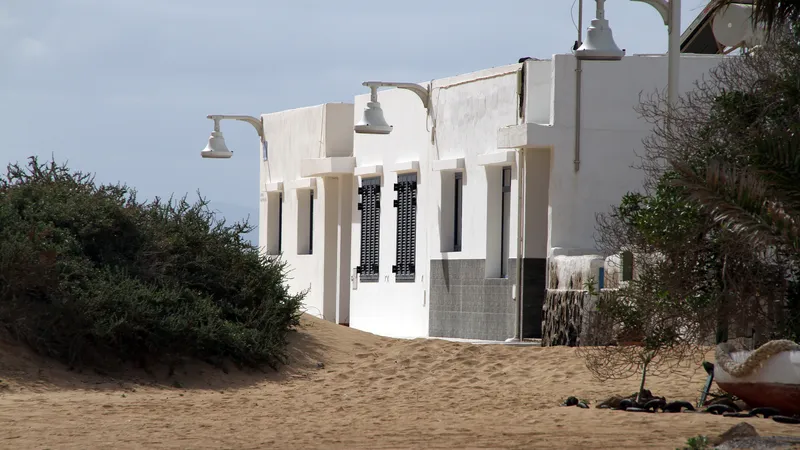 Una parte del caserío de Caleta de Sebo permanece cerrada la mayor parte del año como segunda residencia de propietarios de Lanzarote