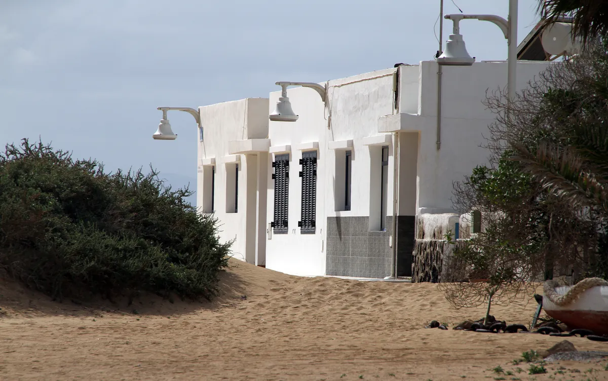 Una parte del caserío de Caleta de Sebo permanece cerrada la mayor parte del año como segunda residencia de propietarios de Lanzarote