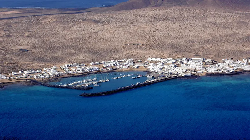 Teguise, el ayuntamiento que gestiona a distancia la vivienda de una isla sin coche ni obras públicas propias
