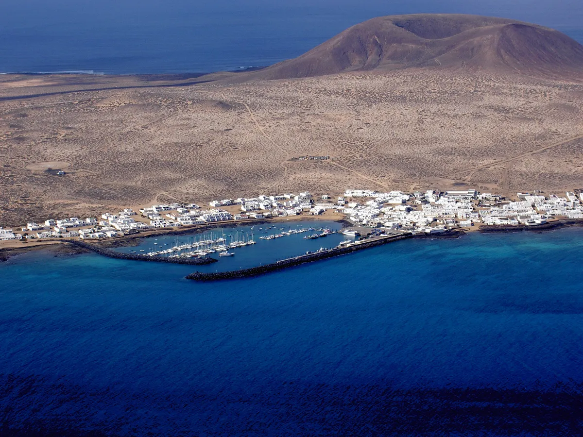 Teguise, el ayuntamiento que gestiona a distancia la vivienda de una isla sin coche ni obras públicas propias