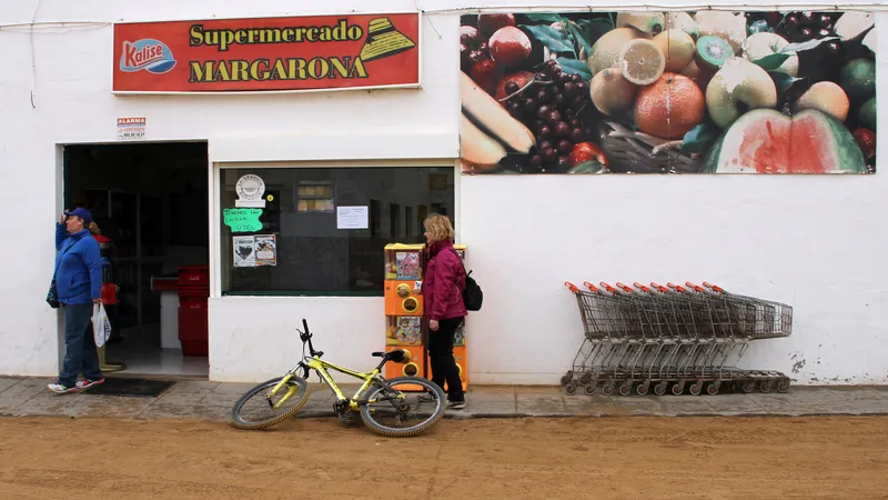 Agua, luz y barco: las infraestructuras que ponen límite a cuánta vivienda nueva puede soportar La Graciosa