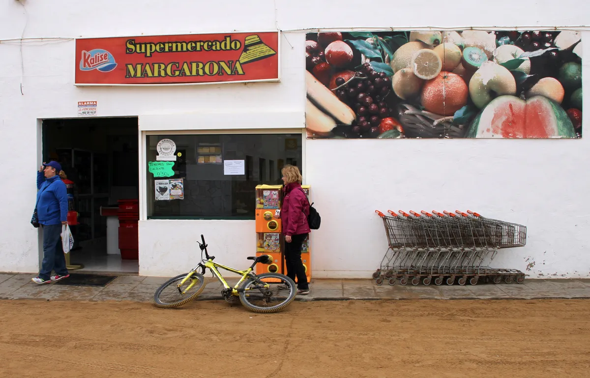 Agua, luz y barco: las infraestructuras que ponen límite a cuánta vivienda nueva puede soportar La Graciosa