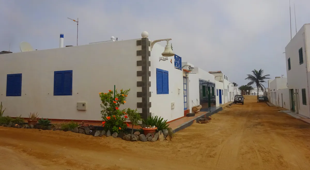 La Graciosa, la octava isla: la vivienda de Caleta de Sebo, atrapada entre la protección del Chinijo y la presión del turismo de día