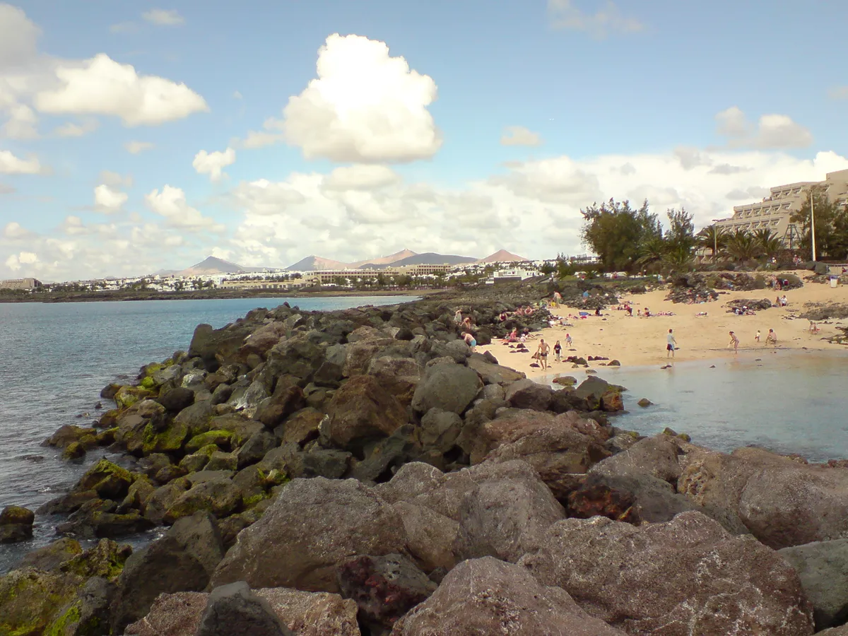 Teguise estudia frenar nuevas licencias de vivienda vacacional en Costa Teguise ante la presión sobre el alquiler de larga duración