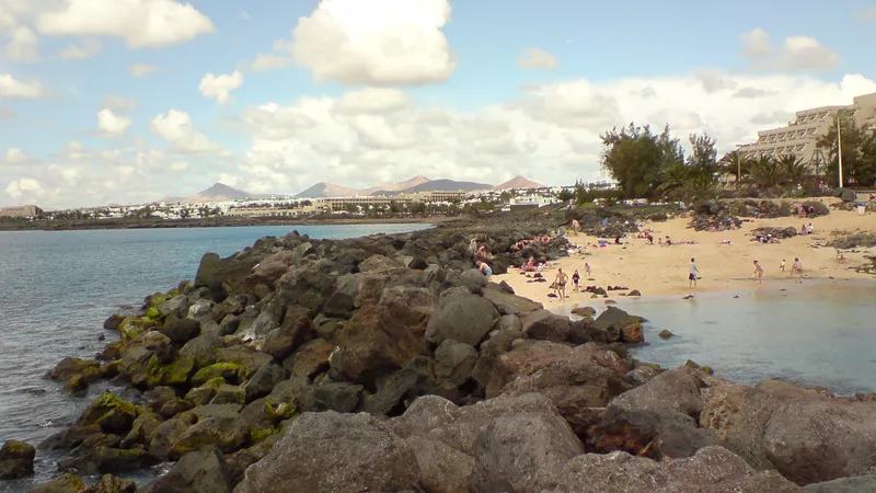 Teguise estudia frenar nuevas licencias de vivienda vacacional en Costa Teguise ante la presión sobre el alquiler de larga duración