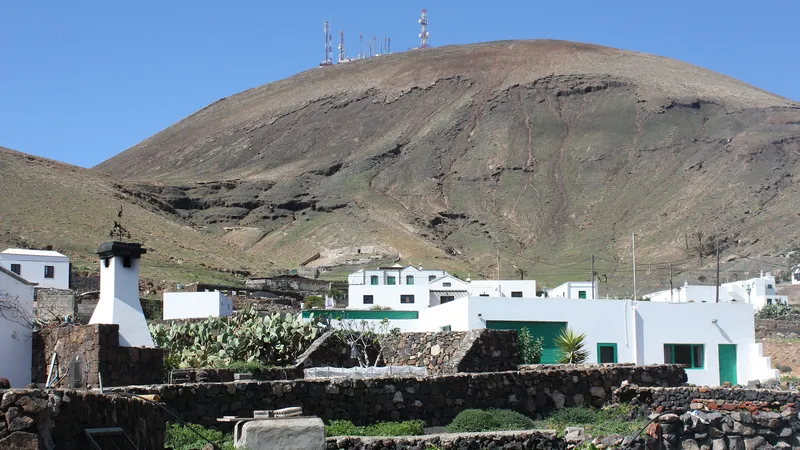 Femés, el pueblo del interior de Yaiza que pierde vecinos a apenas diez minutos de la fiebre inmobiliaria de Playa Blanca