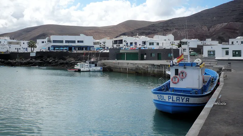 Órzola, el pequeño puerto pesquero que se queda sin casas para sus familias por el tirón turístico hacia La Graciosa