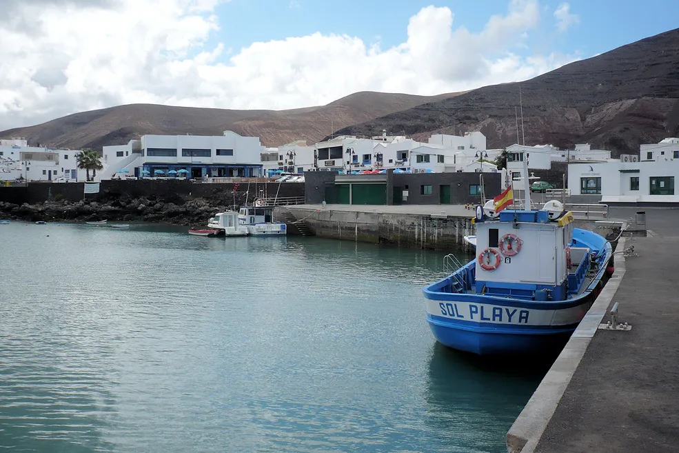 Órzola, el pequeño puerto pesquero que se queda sin casas para sus familias por el tirón turístico hacia La Graciosa