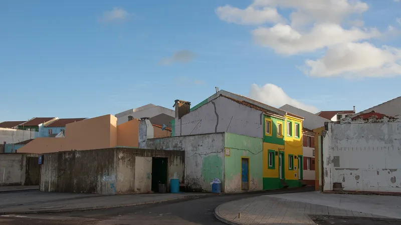 Ayudas para construir casa en Azores en 2026: hasta 75.000 euros y 144 parcelas públicas