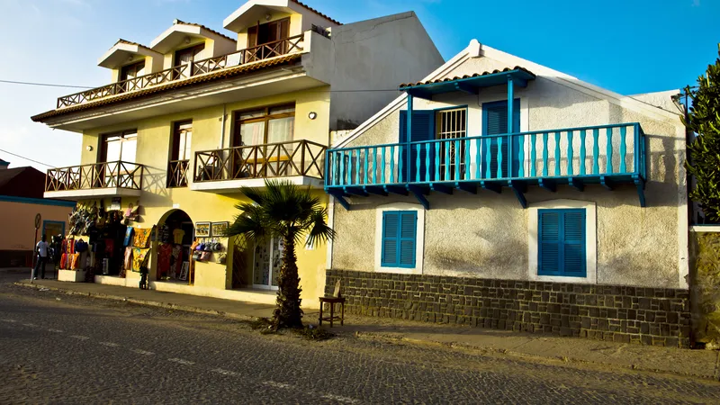 Casas modestas frente a villas de lujo: el contraste inmobiliario que define hoy la isla de Sal