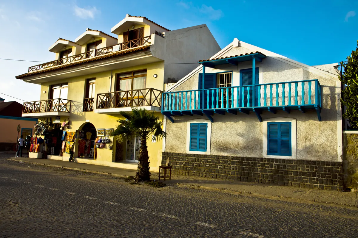 Casas modestas frente a villas de lujo: el contraste inmobiliario que define hoy la isla de Sal