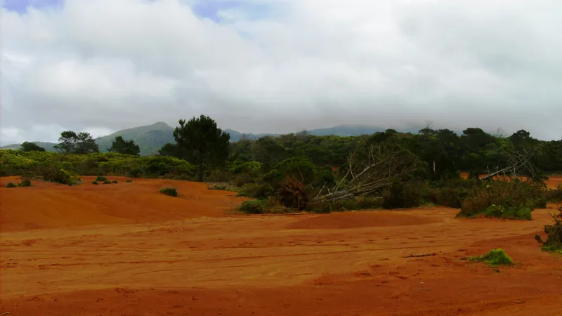 El 'desierto rojo' del Barreiro da Faneca impulsa un turismo residencial incipiente en el interior de Santa Maria