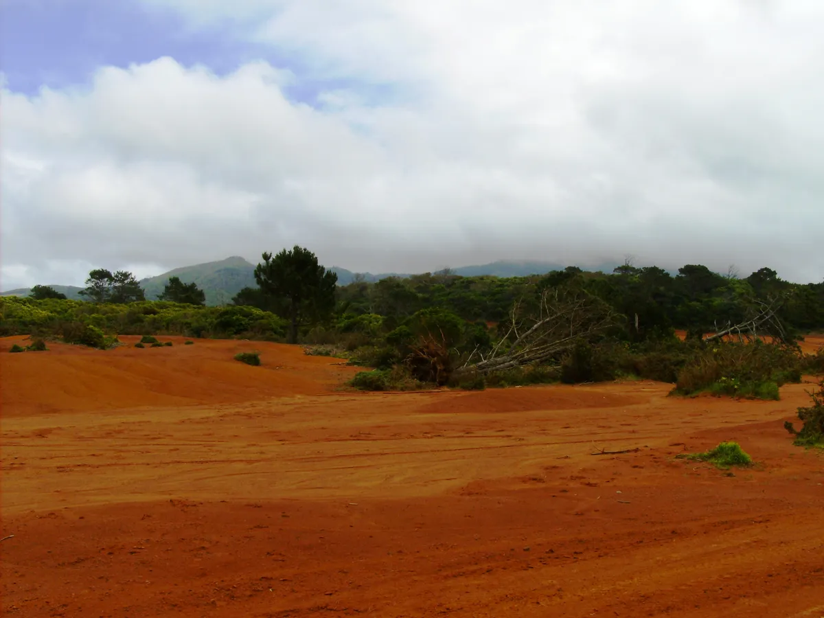 El 'desierto rojo' del Barreiro da Faneca impulsa un turismo residencial incipiente en el interior de Santa Maria