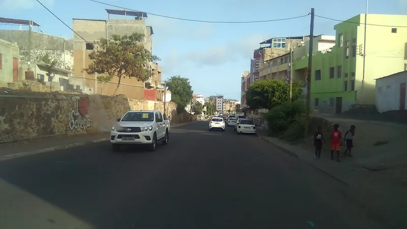 La autoconstrucción gana terreno en la periferia de Praia ante la falta de vivienda asequible