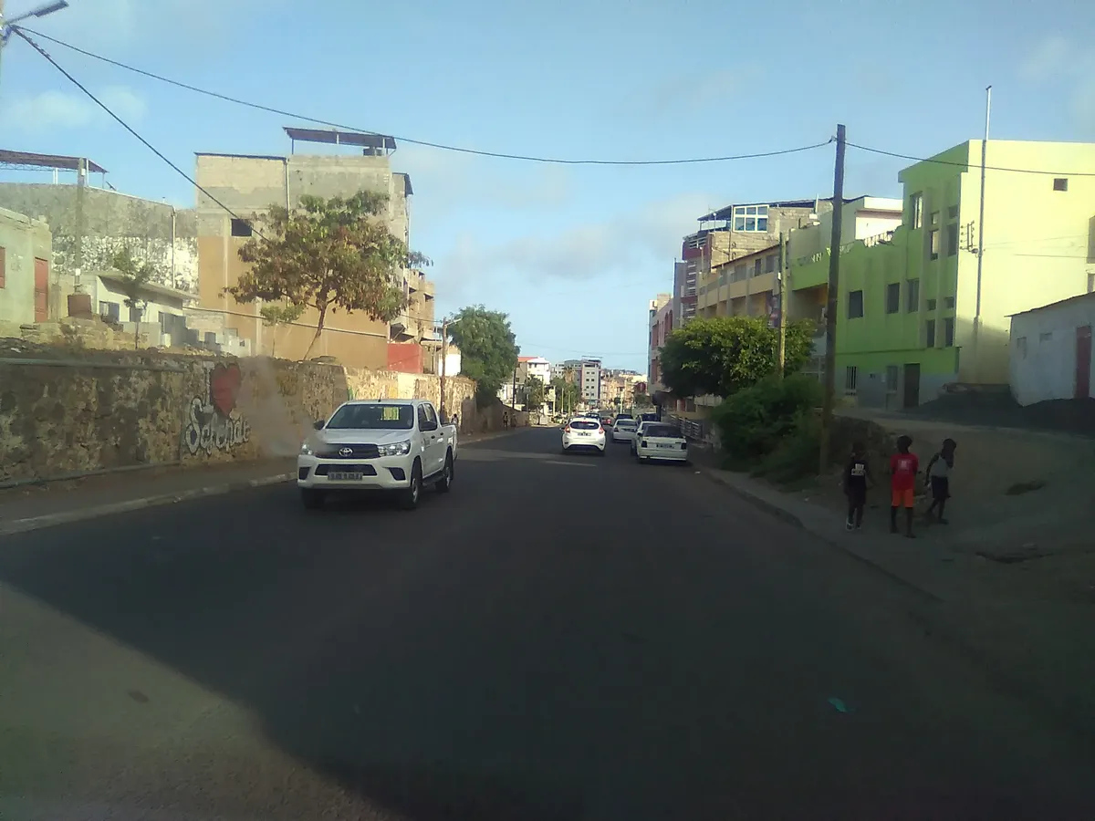 La autoconstrucción gana terreno en la periferia de Praia ante la falta de vivienda asequible