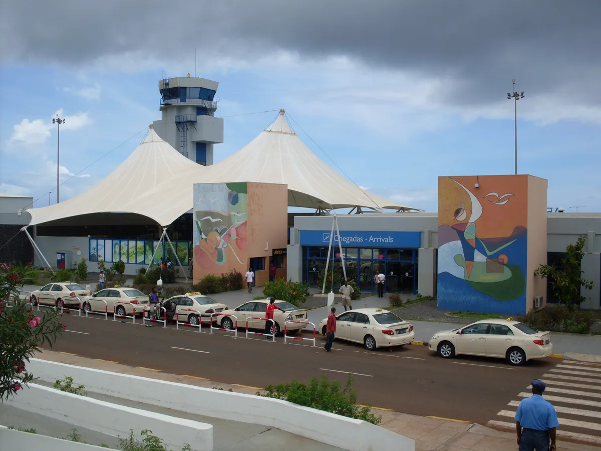 El puerto y el aeropuerto Nelson Mandela empujan al alza el precio de la vivienda en el este de Praia