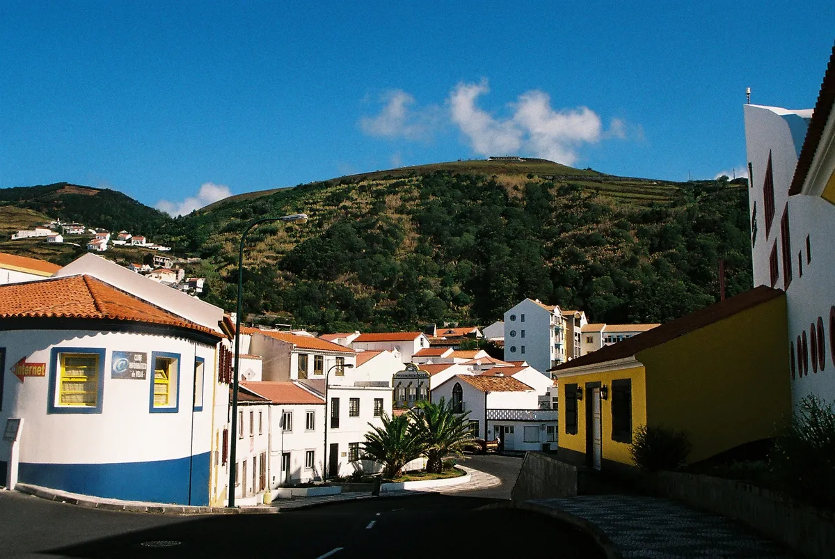 São Jorge combina despoblación y subida de precios: las fajãs se convierten en objeto de deseo turístico
