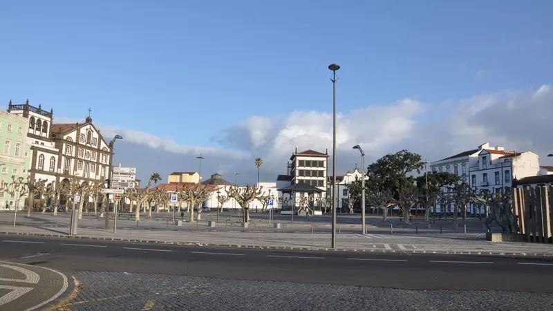Nómadas digitales y jubilados norteamericanos empujan al alza la vivienda en Ponta Delgada