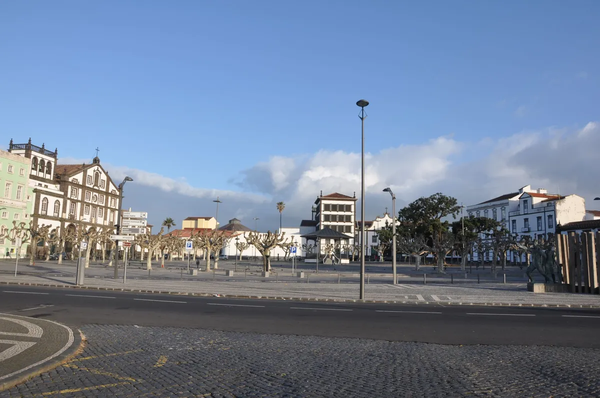 Nómadas digitales y jubilados norteamericanos empujan al alza la vivienda en Ponta Delgada